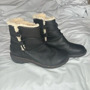 UGG Caspia Leather Sheepskin Lined Short Boots Booties black brown size 6